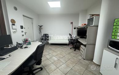 MONOLOCALE IN CONTESTO DI CORTE CON POSTO AUTO