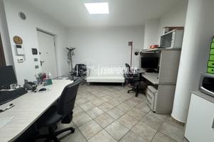 MONOLOCALE IN CONTESTO DI CORTE CON POSTO AUTO