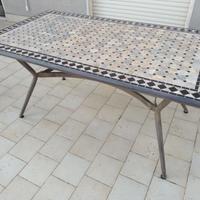 Tavolo da esterno in ferro con piano mosaico