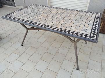Tavolo da esterno in ferro con piano mosaico