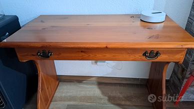 scrivania in legno 