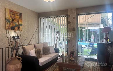 Villa recente con piscina, ampi spazi e finiture d