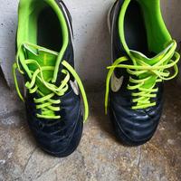 Scarpe calcetto e calcio sintetico