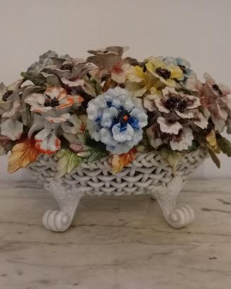 Centrotavola cesto con fiori porcellana 