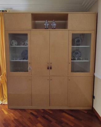 Mobile in legno lucido con cucina