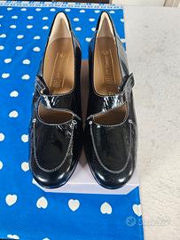 scarpe in vernice taglia 40 nuove 