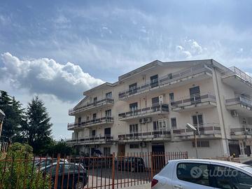 Trilocale con box auto, via Lanzetta Sarno