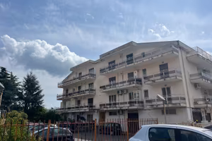 Trilocale con box auto, via Lanzetta Sarno