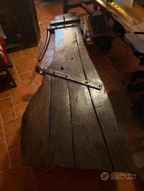 Tavolino artigianale ricavato da timone in legno.