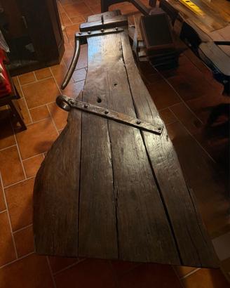 Tavolino artigianale ricavato da timone in legno.