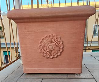 Vaso in resina quadrato con rosone 