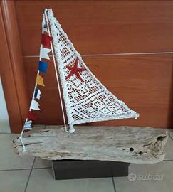 Grande barca a vela in legno di mare e pizzo
