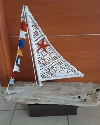 Grande barca a vela in legno di mare e pizzo