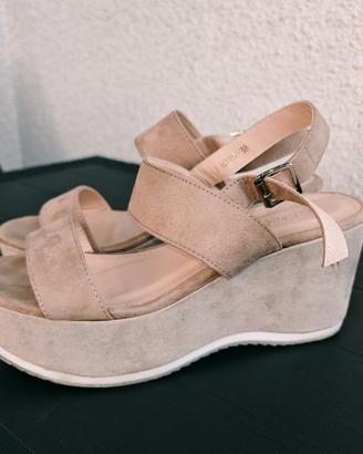 Sandali con zeppa scamosciati