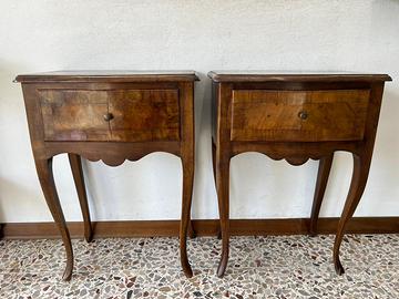 COPPIA DI COMODINI LASTRONATI IN NOCE