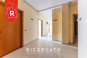 Immobile di 280 m² con più di 5 locali a Lecce