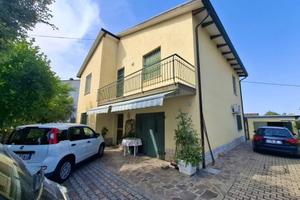 Casa indipendente di 195 m² con 5 locali e box aut