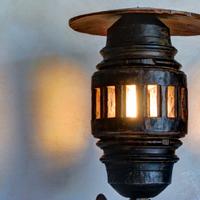 Lampada etnica in legno massello