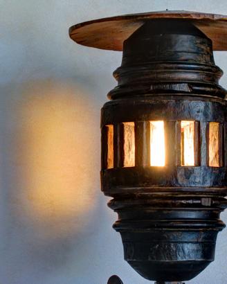 Lampada etnica in legno massello