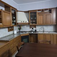 Cucina in vero legno con top in marmo.
