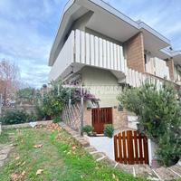 VILLETTA A SCHIERA SUL MARE