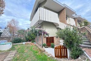 VILLETTA A SCHIERA SUL MARE