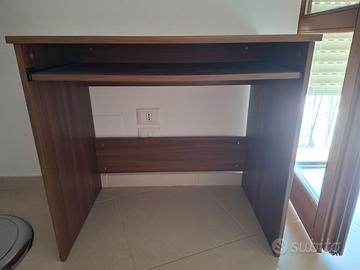 Scrivinia IKEA e sedia IKEA entrambi