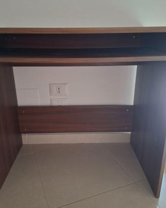 Scrivinia IKEA e sedia IKEA entrambi
