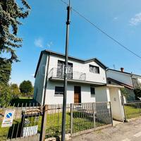 VILLA SINGOLA CON AMPIO GIARDINO PRIVATO