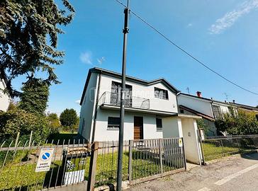 VILLA SINGOLA CON AMPIO GIARDINO PRIVATO