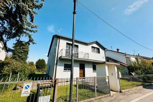 VILLA SINGOLA CON AMPIO GIARDINO PRIVATO