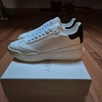 sneakers stringate Loop di Stella McCartney.