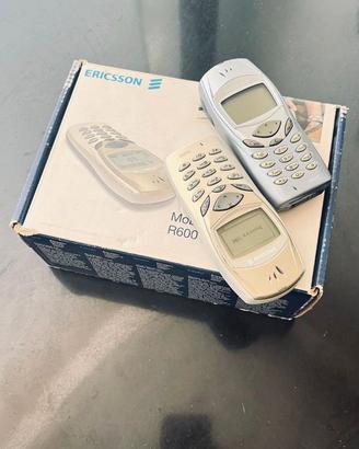 Coppia Cellulare Ericsson R600 Vintage con scatola
