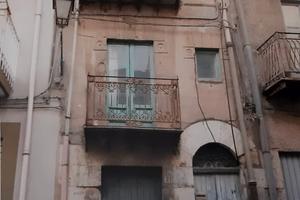 Edificio indipendente nel cuore di ARAGONA AG