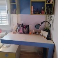 Scrivania con cassetti e libreria pensile