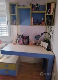 Scrivania con cassetti e libreria pensile