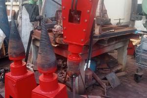 Spaccalegna a vite per escavatori