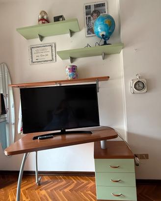 Scrivania, mensole, comodino e libreria cameretta