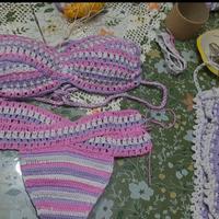 Costumi fatti a mano ad uncinetto