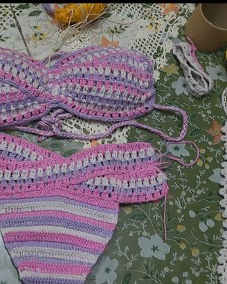 Costumi fatti a mano ad uncinetto