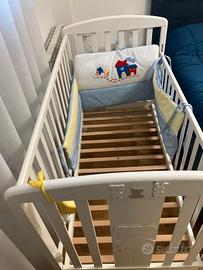 Lettino Chicco bianco con materasso e paracolpi.