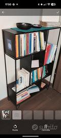 Libreria nera in metallo 