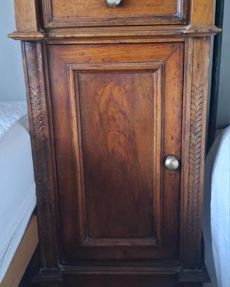 Coppia di Comodini Antichi in Noce – Fine '800 