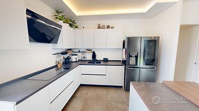 Cucina su misura Arredo3 con top in Dekton