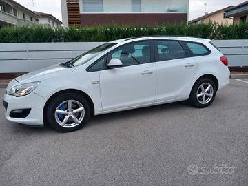 Opel Astra 1.6 Cdti sw Business Tua a € 185 mese