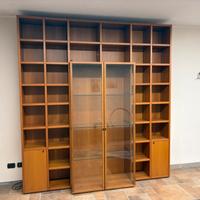 Libreria con vetrina in noce nazionale