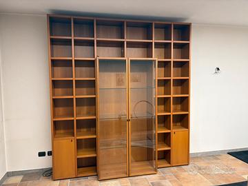 Libreria con vetrina in noce nazionale