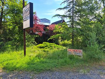 Edificio su due livelli immerso nel verde