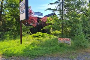 Edificio su due livelli immerso nel verde