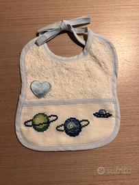🪐 Bavaglino neonato ricamato a mano – Punto croce